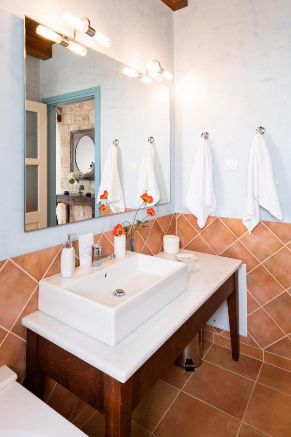 Beachfront Villa Turquoise With Private Pool, Bbq And Ping Pong Table Khania Eksteriør bilde
